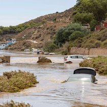 Teilweise im Wasser versunkene Autos, nachdem sie vergangene Woche in der Benipla-Schlucht in Cartagena (Murcia) im Südosten Spaniens von starken Regenfällen mitgerissen worden waren. 
