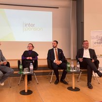 Diskutierten über aktuelle Herausforderungen der Pensionskassen (v.l.n.r.): Damien Martin (Moderator), Gabriela Medici (SGB), Nico Fiore (Inter-Pension) und Thomas Rechsteiner (Nationalrat, Die Mitte).