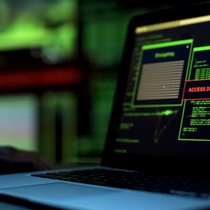 Die Digitalisierung in der Schweizer Versicherungsbranche bringt nicht nur neue Chancen wie den Verkauf von Cyber-Policen an Private und Unternehmenskunden, sondern birgt auch erhebliche Risiken.