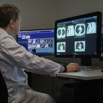 Un médecin regarde les images de l'imagerie par résonance magnétique (IRM) en tant qu'examen ambulatoire à l'Inselspital à Berne dans la polyclinique Institut universitaire de radiologie diagnostique, interventionnelle et pédiatrique.
