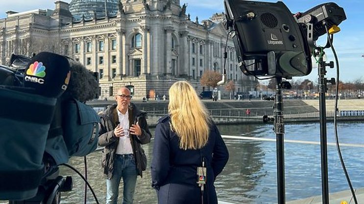 GDV-Hauptgeschäftsführer Jörg Asmussen im Interview mit einer Reporterin von CNBC vor dem Deutschen Bundestag in Berlin.