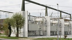 Geomagnetisch induzierte Ströme könnten Transformatoren im Stromnetz zerstören und die Stromversorgung stoppen: Transformator des Swissgrid-Unterwerks Beznau.