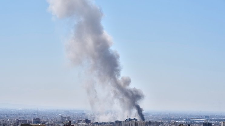 Rauchsäule über der iranischen Hauptstadt Teheran.