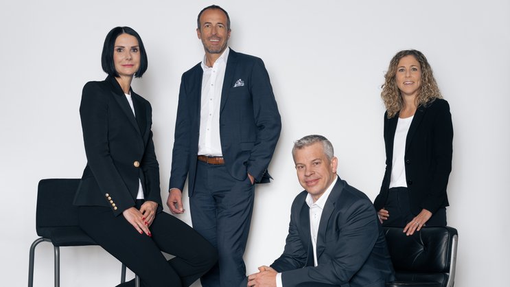 La Direzione Generale di Atupri con CEO Caroline Meli (a sinistra), Fabian Kollros (secondo da sinistra) e Nina Babst (a destra).