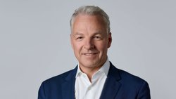 «Der 3. Beitragszahler entlastet nicht nur Arbeitnehmende und Arbeitgeber, sondern ermöglicht Millionen von Menschen in der Schweiz erhöhte finanzielle Sicherheit im Alter»: Adrian Schatzmann, CEO der AMAS.