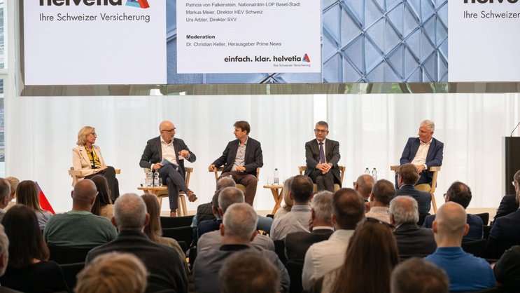 Patricia von Falkenstein (LDP Basel-Stadt), Michael Wieser (Direktor VKG), Christian Keller (Moderator), Markus Meier (Direktor HEV Schweiz) und Urs Arbter (Direktor SVV, v.l.n.r.) diskutierten leidenschaftlich über ein kontroverses Thema.