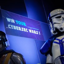 Je komplexer und technischer etwas wirkt (Cyberrisiken), desto mehr neigen Menschen aus Selbstschutz dazu, die Dinge zu optimistisch und zu kontrollierbar zu sehen.