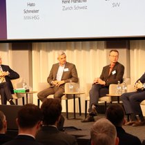 Diskutierten über die Versicherbarkeit von Grossrisiken: Moderator Hato Schmeiser, Eduard Held (SVV), Gerry Lemcke (Swiss Re) und René Harlacher (Zurich, v.l.n.r.).