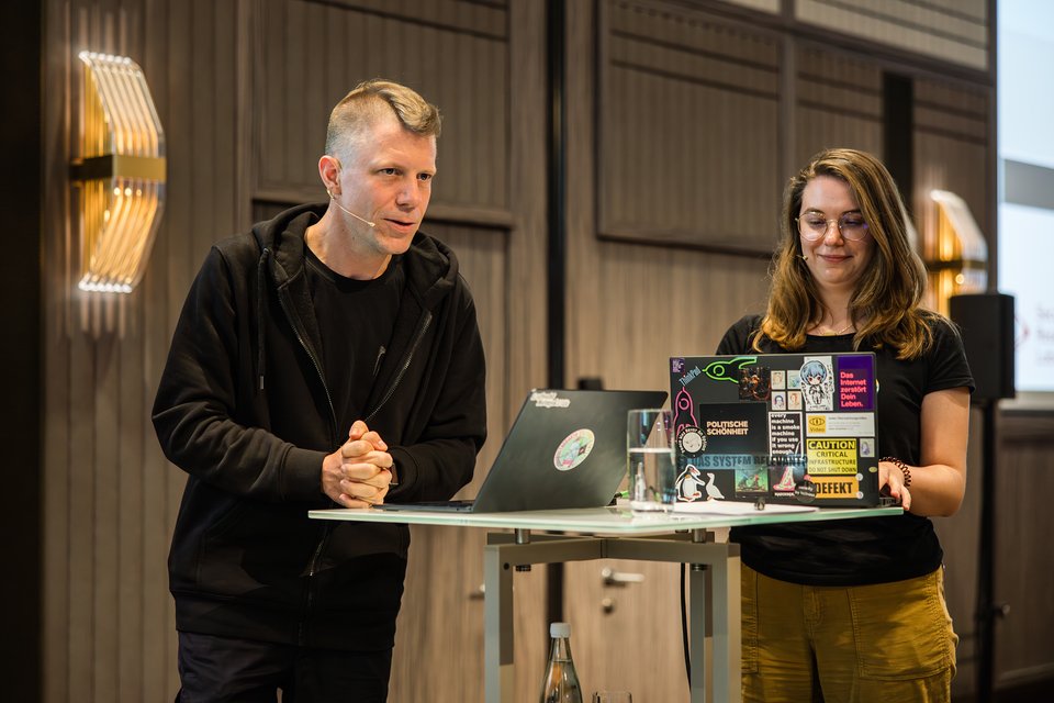 Linus Neumann und Yvette Muszynski von Security Research Labs.