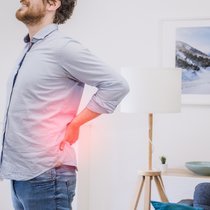 Starke Rückenschmerzen sind nur eine Möglichkeit von vielen, warum Mitarbeitende sich krankmelden. Jüngere sind laut Statisik häufiger krank.