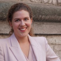 Dr. Franziska Höhne ist als Legal Counsel für ein biopharmazeutisches Unternehmen und parallel dazu als Anwältin tätig.