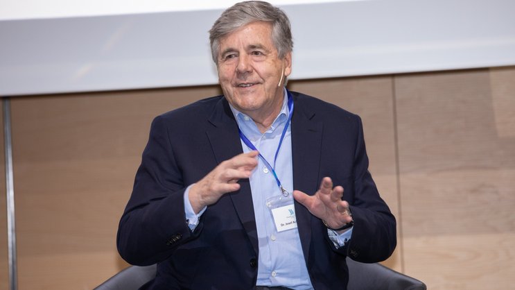 Joe Ackermann referierte am Financial Lines Forum 2024 in Zürich über Risiken in der Finanzwelt und auch sich selbst.