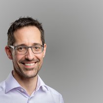 Théo Kaeser, Leiter HR Allianz Suisse, ist überzeugt: Etwas mehr als die Hälfte der Zeit vor Ort zu arbeiten, ist wichtig für den Zusammenhalt als Unternehmung.