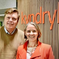 Sehen hohen Nachholbedarf im Bereich IT und KI bei Versicherern: Anthonie De Bos, Cybersecurity-Experte bei Kyndryl, und Maria Kirschner, CEO von Kyndryl.