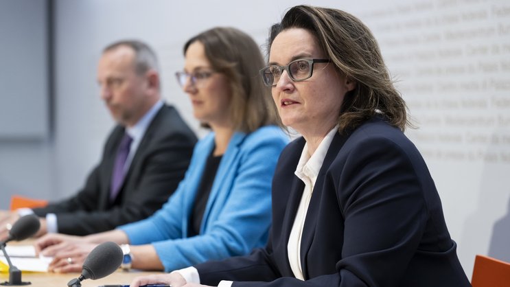 Marlene Amstad, présidente du conseil d'administration de la Finma (à droite) s'exprime aux côtés de Birgit Rutishauser, directrice ad interim, et de Thomas Hirschi, responsable du secteur Banques, lors de la conférence de presse annuelle qui s'est tenue mercredi à Berne.