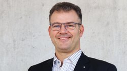 Lukas Stricker: «Mittlerweile muss man bei jedem Programm umfangreiche Abklärungen vornehmen, ob nicht irgendwo eine Person involviert ist, die auf einer der zahlreichen Sanktionslisten aufgeführt ist.»