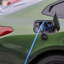 Trois personnes interrogées sur cinq sont favorables à une taxation des véhicules électriques afin de financer les infrastructures routières.