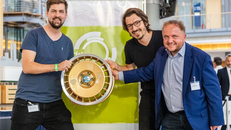 Die Legal-i-Gründer Markus Baumgartner und Achim Kohli zusammen mit Jean-Michel With von Assepro.