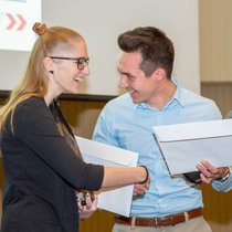 Geschafft! Claudia Signer und Claudio Wellington freuen sich über das Diplom Finanzberater/in IAF.