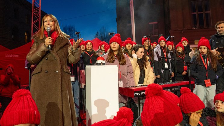 Coup d'envoi de l'année anniversaire sur la Place fédérale à Berne avec Michèle Rodoni, CEO de la Mobilière.