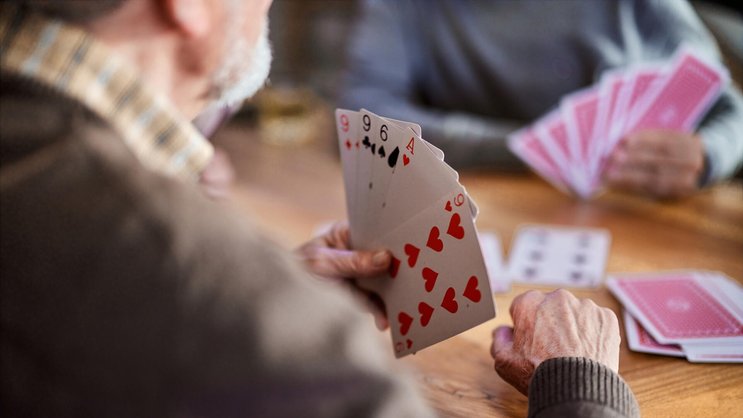 Poker im Alter: Die Finanzierung der Pflege wird zur Herausforderung.