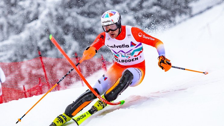 Le slalomeur de la Coupe du monde Daniel Yule, ainsi que 16 autres athlètes de l'équipe de sports d'hiver Helvetia, ont attiré l'attention sur l'action Forêt protectrice et ont apporté leur contribution à la récolte de points de la saison 2024/2025.