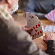 Poker im Alter: Die Finanzierung der Pflege wird zur Herausforderung. 