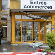 Une operation de police en cours devant le centre commercial Migros «Expo Centre» suite a une tentative de vol par effraction sur le bancomat le samedi 7 decembre 2024 a Montagny-pres-Yverdon.