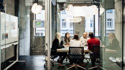 Platz für Teamarbeit statt Grossraumbüro: Das flexible Arbeiten verlangt eine neue Gestaltung der Büroinfrastruktur.