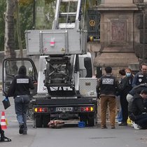 Des policiers recherchent des indices sur un monte-charge utilisé par des voleurs dimanche au musée du Louvre à Paris.