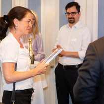 Nathalie Erdin, Zweitplatzierte «Finanzberater des Jahres 2020», bei der Entgegennahme der Auszeichnung.