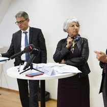 Le président de Prio.Swiss, Felix Gutzwiller (à droite), s'exprime aux côtés de la conseillère fédérale Elisabeth Baume-Schneider, de Lukas Engelberger, directeur de la santé du canton de Bâle-Ville, et de la présidente de la FMH, Yvonne Gilli, lors de la conférence de presse qui a suivi la table ronde à Berne.