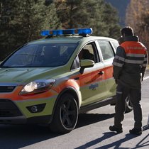 Les services de secours quittent Brienz-Brinzauls, Suisse, le dimanche 17 novembre 2024.