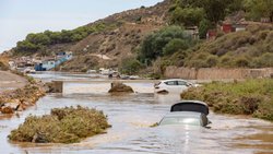 Teilweise im Wasser versunkene Autos, nachdem sie vergangene Woche in der Benipla-Schlucht in Cartagena (Murcia) im Südosten Spaniens von starken Regenfällen mitgerissen worden waren. 