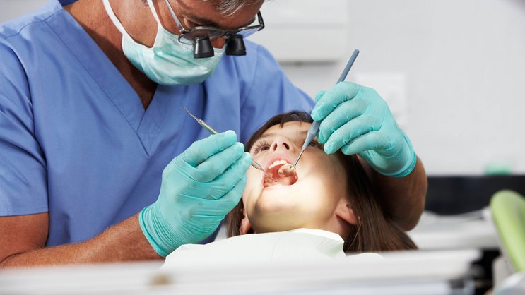 Dentalhygiene soll gemäss einem Vorstoss durch die die obligatorische Krankenpflegeversicherung bezahlt werden.