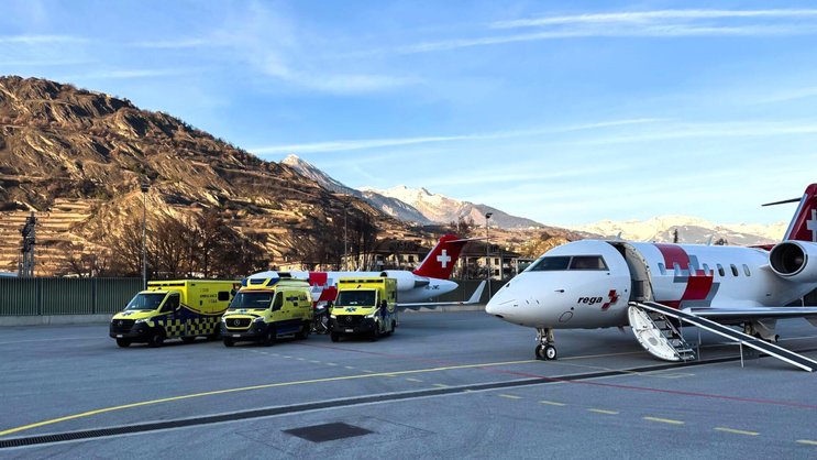 Les avions-ambulances de la Rega à l'aéroport de Sion.