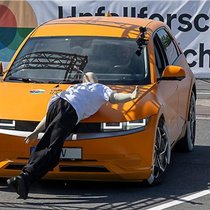 Fussgängerunfälle mit E-Autos passieren häufiger beim Anfahren, Rückwärtsfahren und Abbiegen.