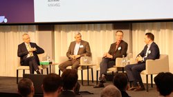 Diskutierten über die Versicherbarkeit von Grossrisiken: Moderator Hato Schmeiser, Eduard Held (SVV), Gerry Lemcke (Swiss Re) und René Harlacher (Zurich, v.l.n.r.).