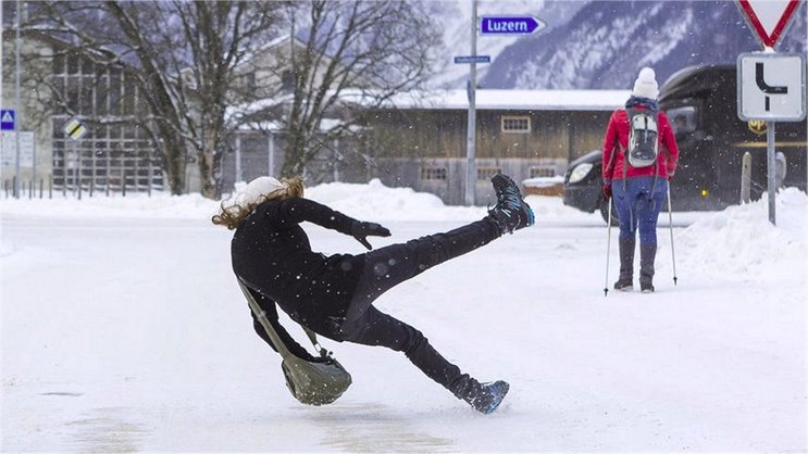 En Suisse, on recense chaque année environ 10 750 accidents dus à des chutes sur la neige ou la glace en hiver.