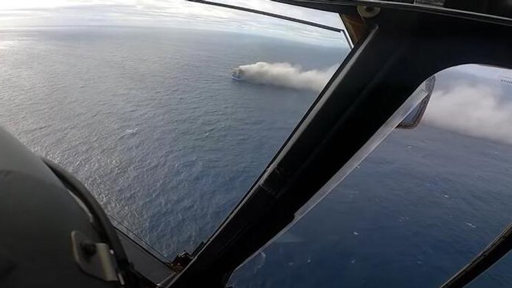 Die brennende Felicity Ace im Atlantik.