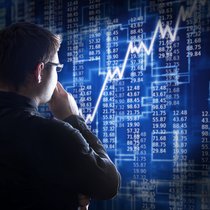 Mann analysiert Kurse