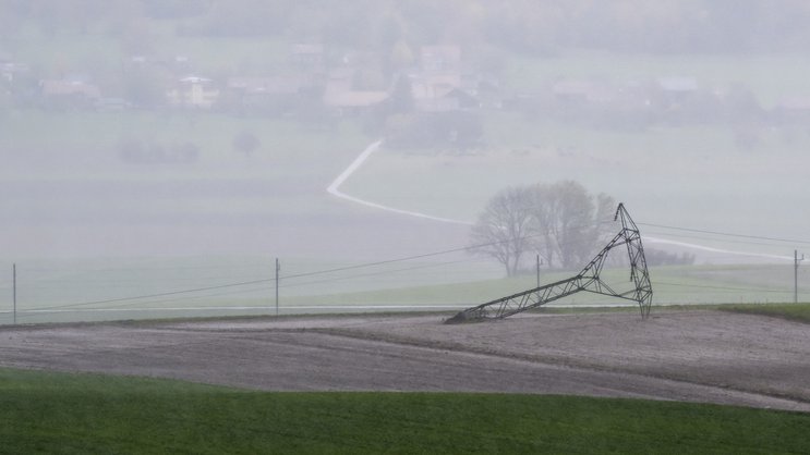 Contrairement à ce qui avait été annoncé précédemment, deux pylônes électriques se sont effondrés dans la commune de Bière à cause de la tempête «Benjamin».