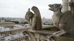 Elemente aus Stein haben den verheerenden Brand der berühmten Pariser Kathedrale Notre-Dame Mitte April 2019 überlebt.