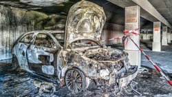 Les incendies de voiture sont souvent spectaculaires et causent d'importants dégâts matériels.