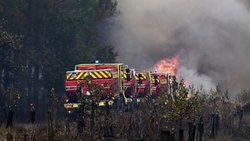Feuerwehrleute versuchen am gestrigen Montag in der Nähe von Le Las ausserhalb von Bordeaux einen Waldbrand einzudämmen.