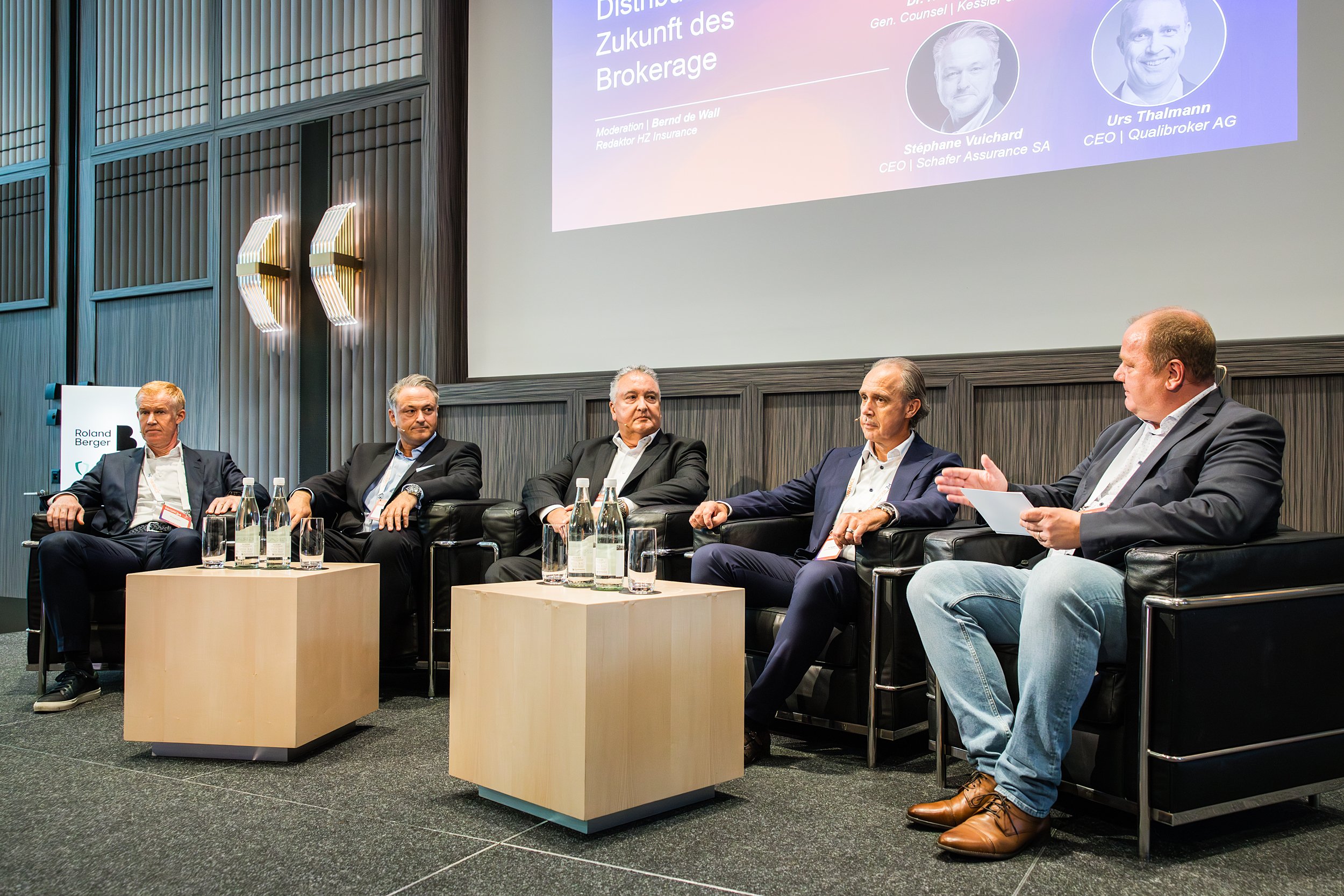 Marco Buholzer, CEO und Verwaltungsrat von Verlingue AG, diskutiert mit Helmut Studer, General Counsel von Kessler & Co sowie Urs Thalmann, CEO von Qualibroker, Partner und Stéphane Vuichard, CEO bei Schafer Assurances und Moderator Bernd de Wall, Redaktor bei HZ Insurance.