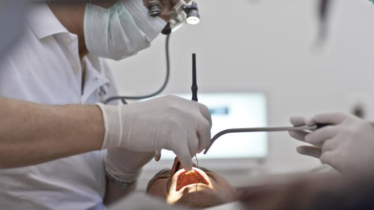 Nach der Ablehnung ähnlicher Initiativen in den Kantonen Waadt, Genf und Neuenburg stimmt nun auch das Tessin über die Einführung einer obligatorischen Zahnversicherung ab.