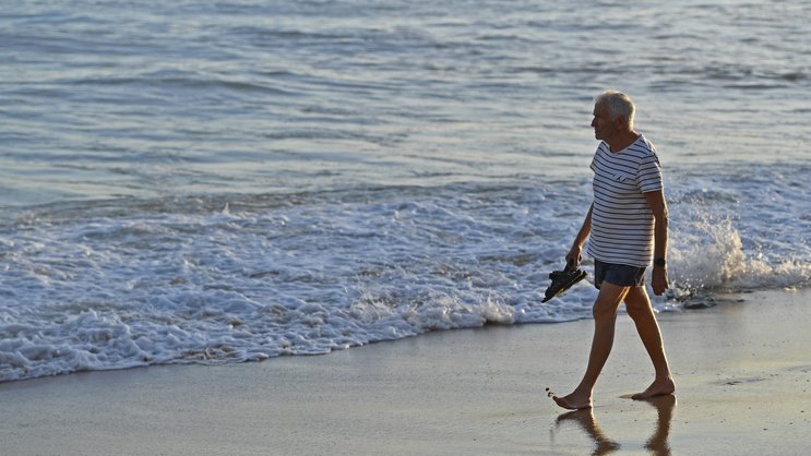 Mann am Strand in Spanien: Das Pensionsalter gilt für viele Angestellten nicht mehr fixe Marke.