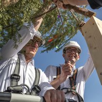 Gut gesichert setzen Sicherheitsdirektor Mario Fehr und GVZ-Direktor Lars Mülli die Richttanne aus dem Korb einer Autodrehleiter. 
