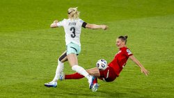 Les footballeuses se blessent plus souvent et différemment des hommes: la joueuse de l'équipe nationale suisse Julia Stierli (à droite) pendant le match de groupe contre l'Islande au stade du Wankdorf à Berne.